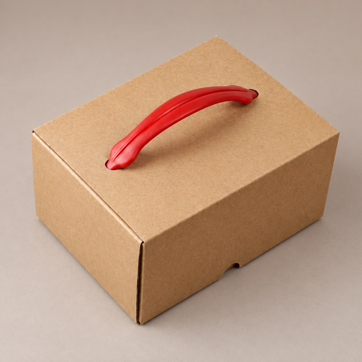 Caixa de papelão kraft com alça plástica vermelha